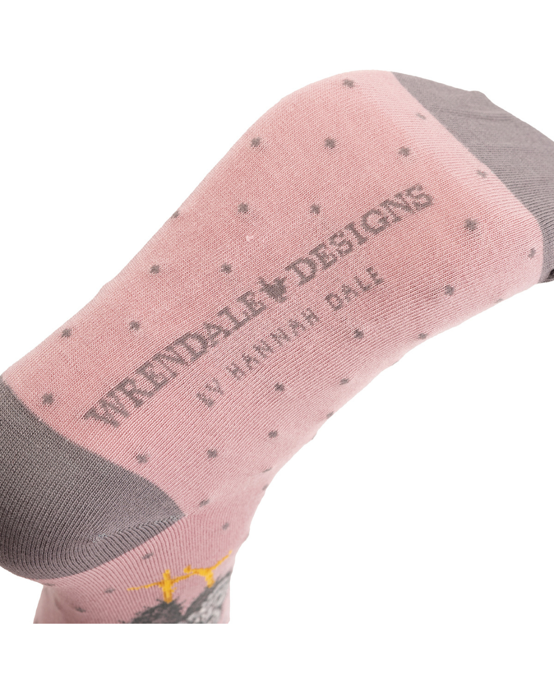 Unterseite der Hühner Socken mit Schriftzug Wrendale Designs by Hannah Dale