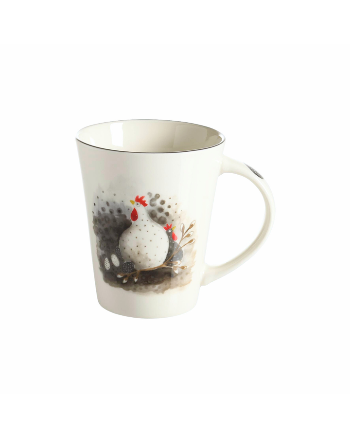 Weiße Porzellantasse „Höna“ von Nääsgränsgården mit zwei grauen und weißen Hennen, roten Kämmen und Eiern vor dem Bauch der Hennen, umgeben von Ästen. Motiv von Ruth Vetter.