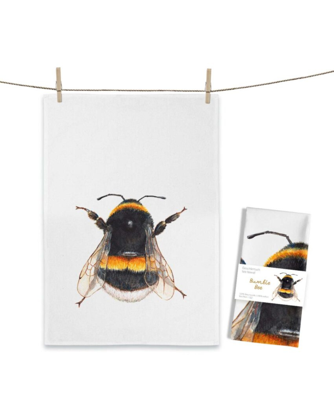 Hummel Geschirrtuch „Bumble Bee“ von Maluu mit großer realistischer Hummel-Illustration auf weißem Baumwolltuch an einer Leine aufgehängt