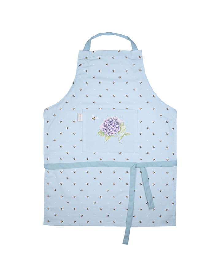 Hellblaue Hummel-Kochschürze von Wrendale Designs vor weißen Hintergrund. Zu sehen Ist eine lilane Hortensie in der Mitte und viele kleinen Bienen drum herum.