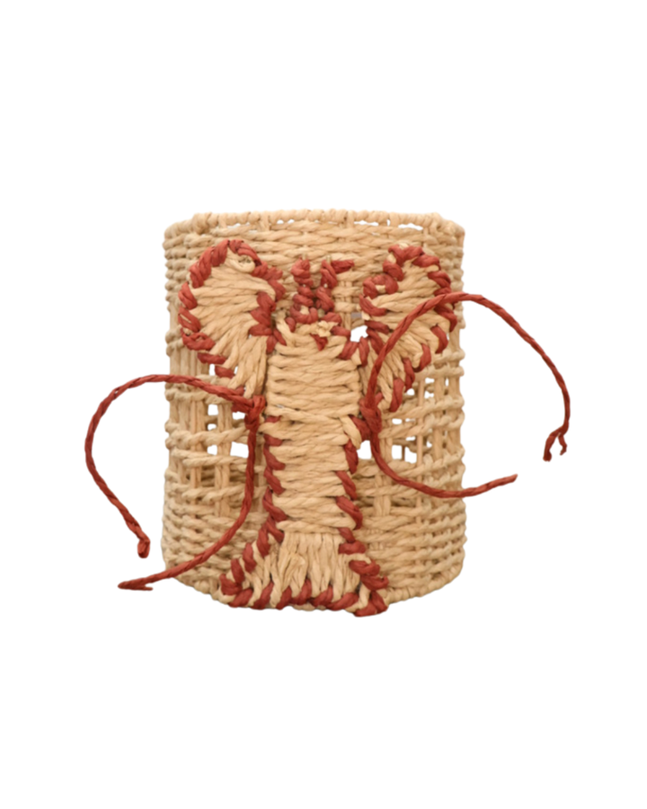 Hummer Korb Lobster von J. Kersten, naturalistisch geflochten aus Naturmaterialien, mit markanten Klammerarmen als Griff, auf hellem Hintergrund.