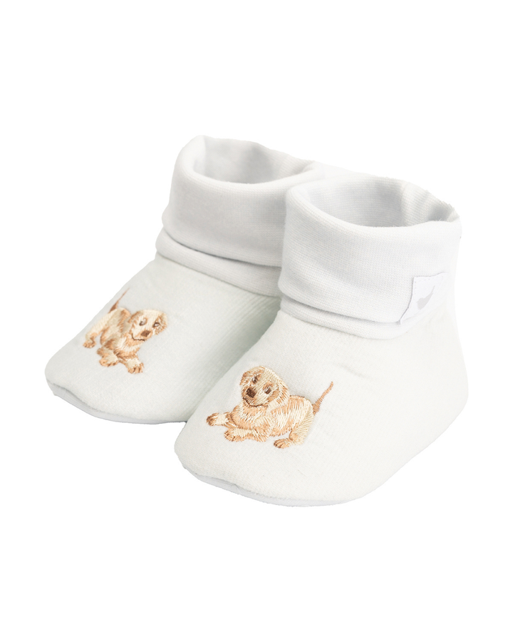 Weiße Babyschuhe von Wrendale Designs mit gesticktem Hundemotiv, weiche Stoffschuhe für Neugeborene.