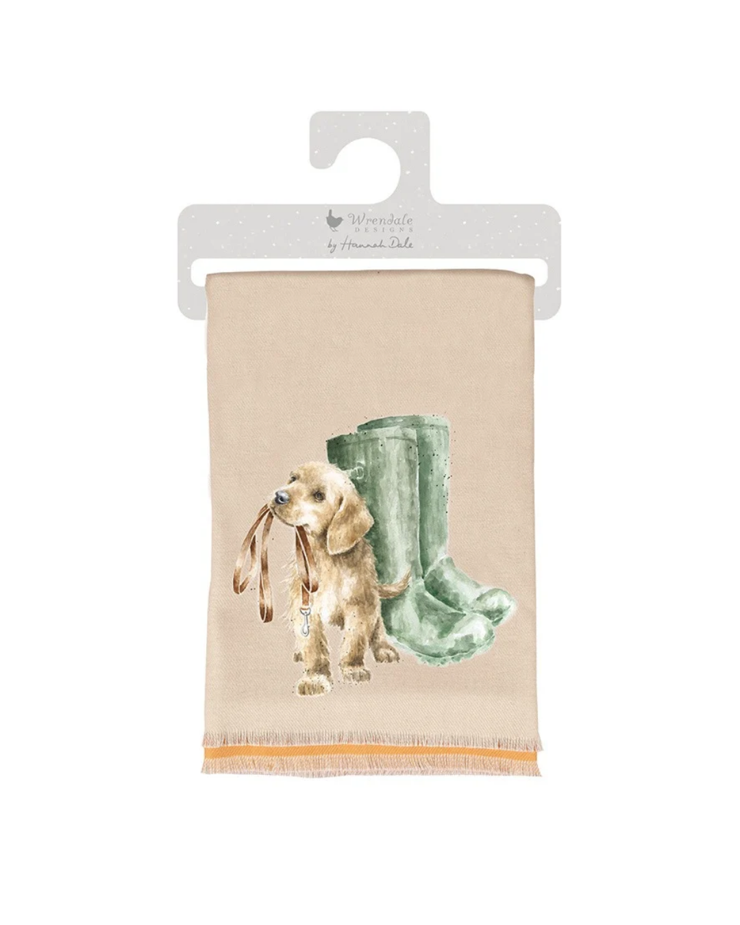 Hunde Schal "Hopeful" von Wrendale Designs vor weißen Hintergrund. Der Schal ist Beige mit einem süßen Hund welcher neben grünen Stiefeln eine Leine im Mund hält.