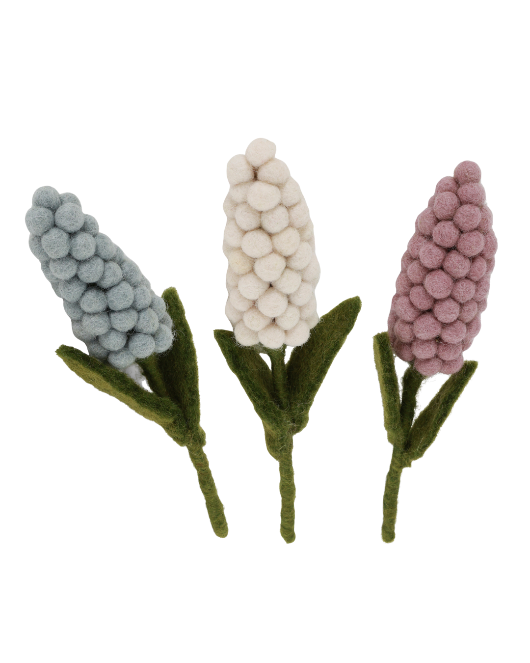 Drei Filzblumen „Hyazinthe“ von Gry & Sif in Weiß, Hellblau und Lavendel nebeneinander vor weißem Hintergrund.