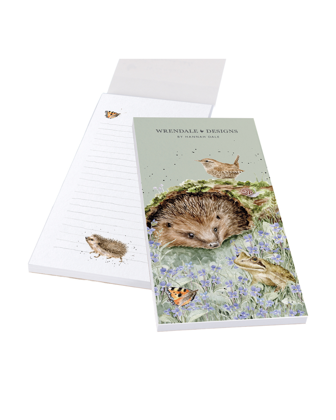 Das Motiv mit dem niedlichen Igel, welcher unter der Rinde eines verwiterten und bemoosten Baumes sitzt in Gesellschaft von Frosch, Zaunkönig und Schmetterling von Hannah Dale nimmt dich mit in eine liebevolle Szene auf einer blaue Blumenwiese.
