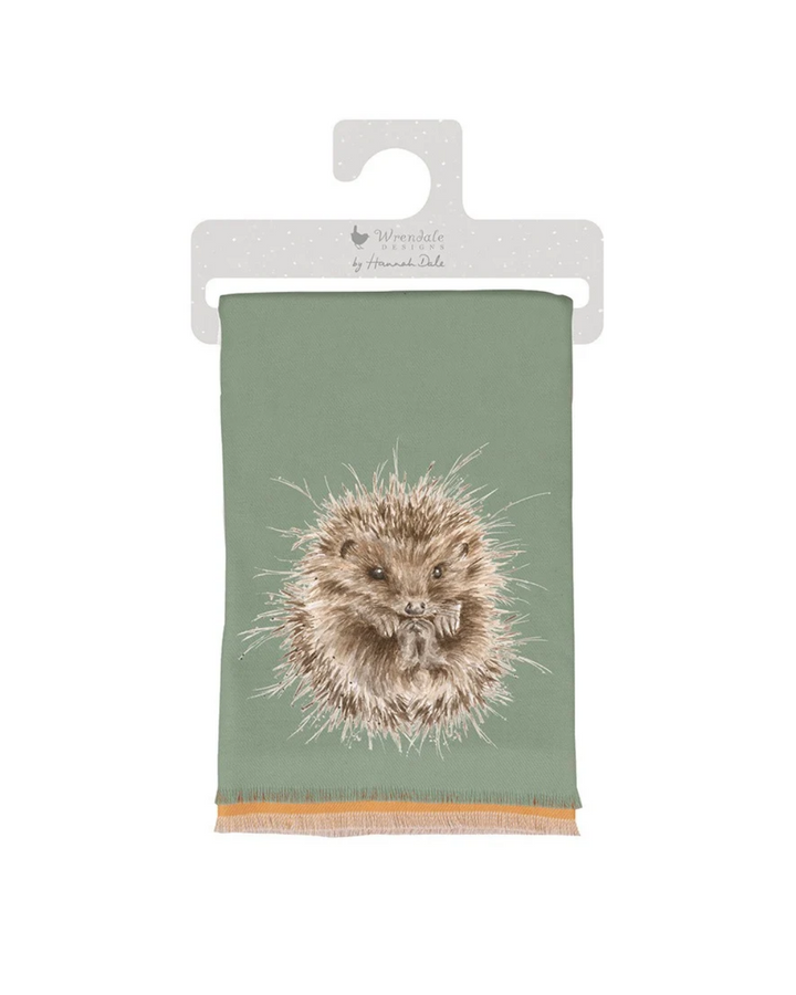 Igel Schal "Awakening" von Von Wrendale Designs or weißen Hintergrund. Der Schal ist Waldgrün mit einem süßen eingerollten Igel Motiv.