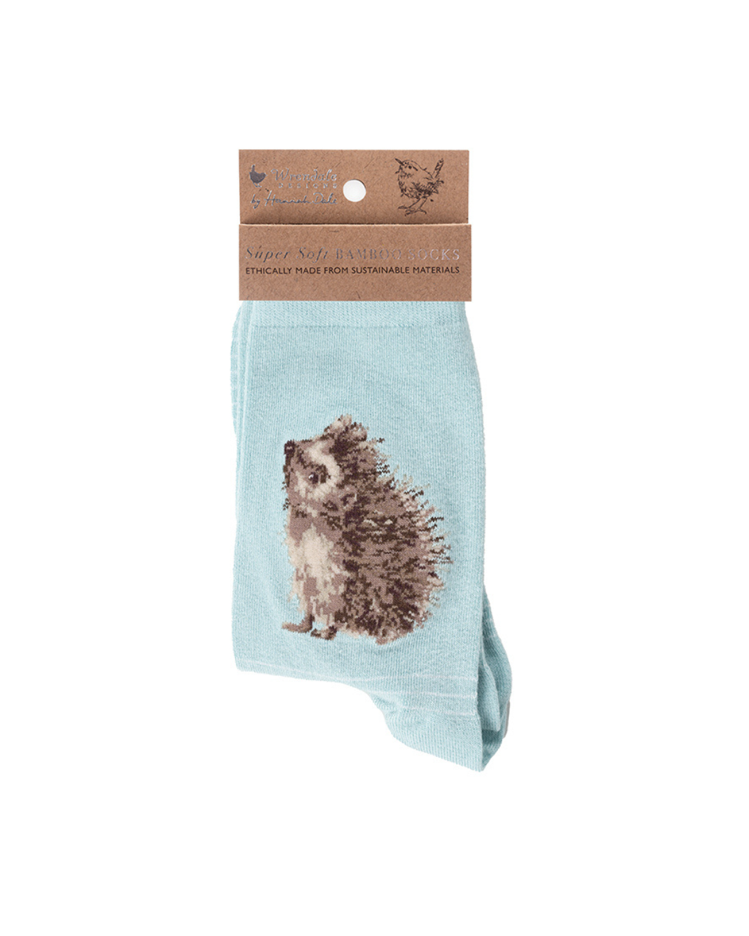 Hellblaue weiche Igel Socken aus Bambusviscose von Wrendale Designs mit der braunen Verpackung vor weißem Hintergrund.