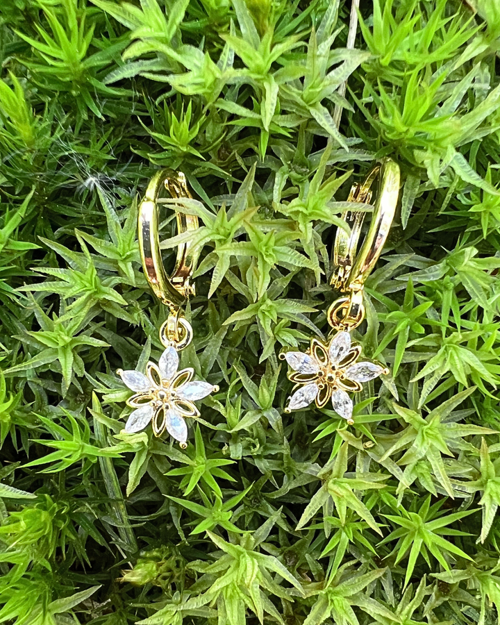 Ohrringe Blüten Creolen von Dottilove