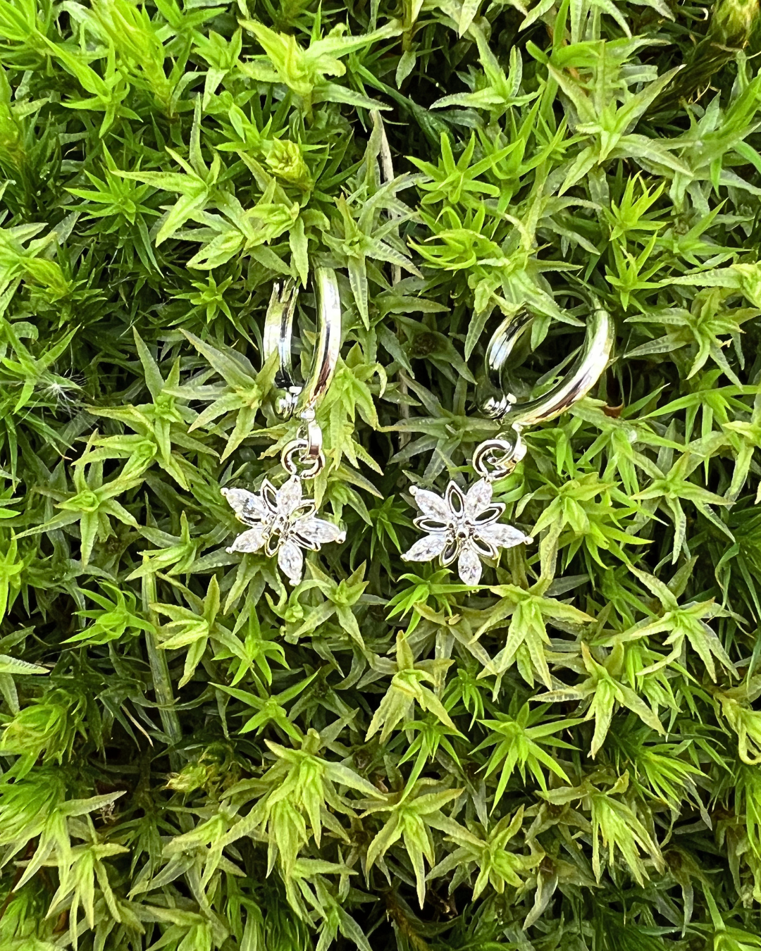 Ohrringe Blüten Creolen von Dottilove