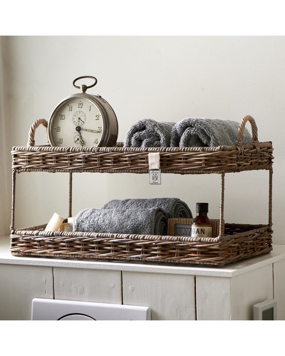 Etagère Ma Maison Double Tray von Rivièra Maison im Badezimmer dekoriert mit Handtüchern und Accessoires