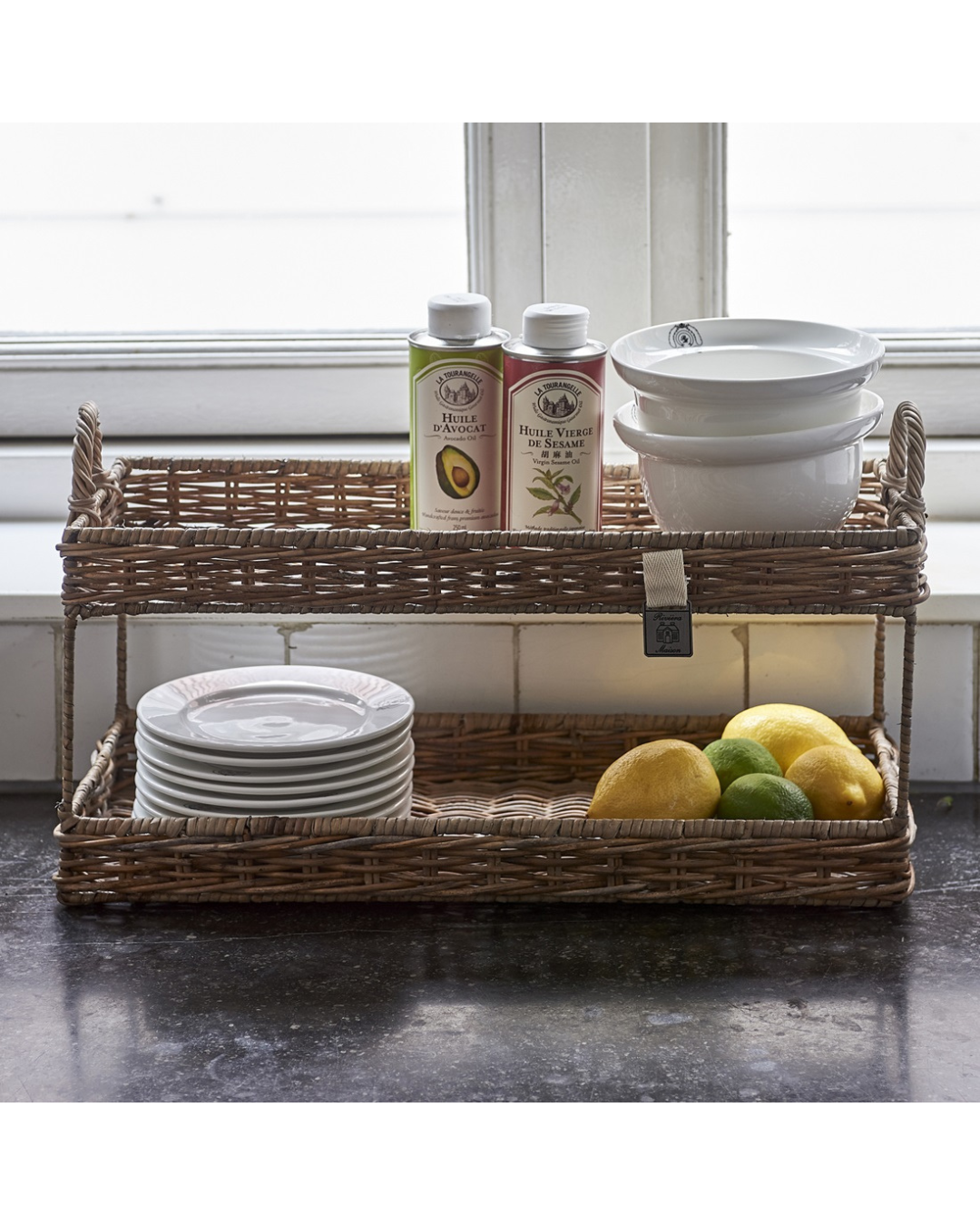 Rustic Rattan Etagère Ma Maison Double Tray von Rivièra Maison in der Küche mit Geschirr und Lebensmitteln