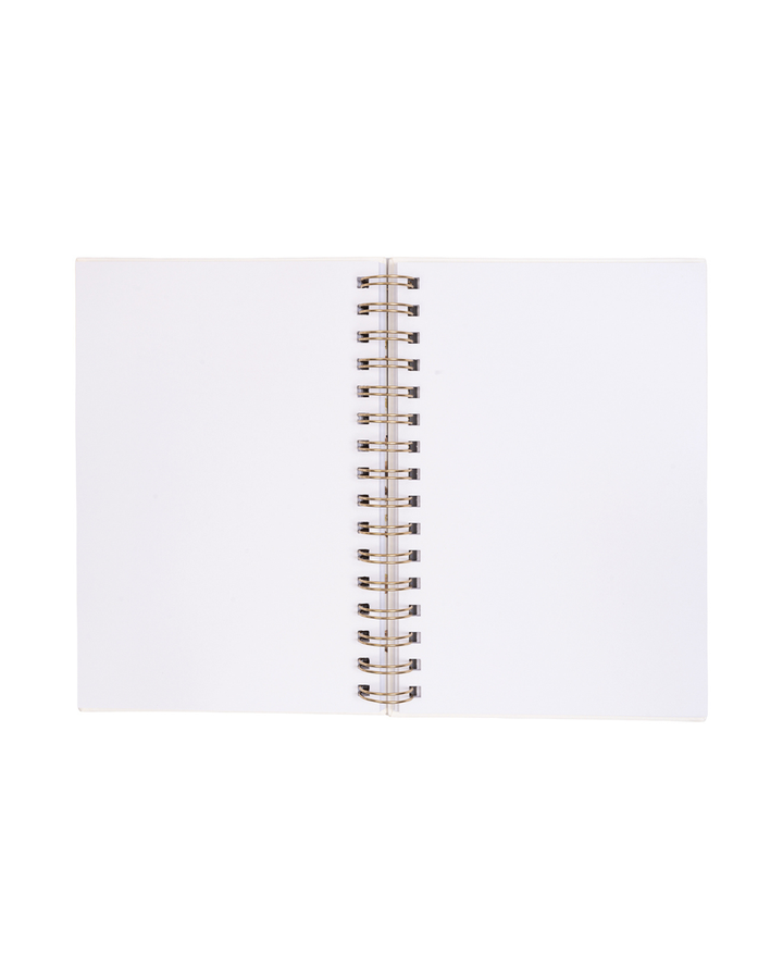 Aufgeschlagenes A5 Notizbuch von Wrendale Designs mit komplett blanko, weißen Seiten und goldfarbener Spiralbindung in der Mitte.