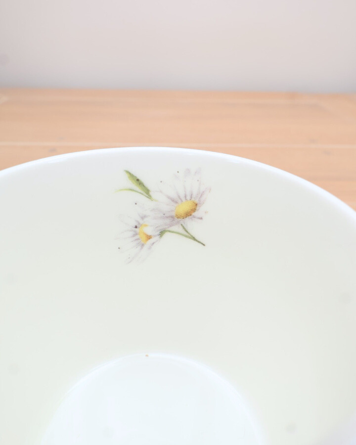 Innenansicht der Lama-Tasse von Wrendale Designs. Zwei Gänseblümchen sind an der Seite der Tasse zu sehen.