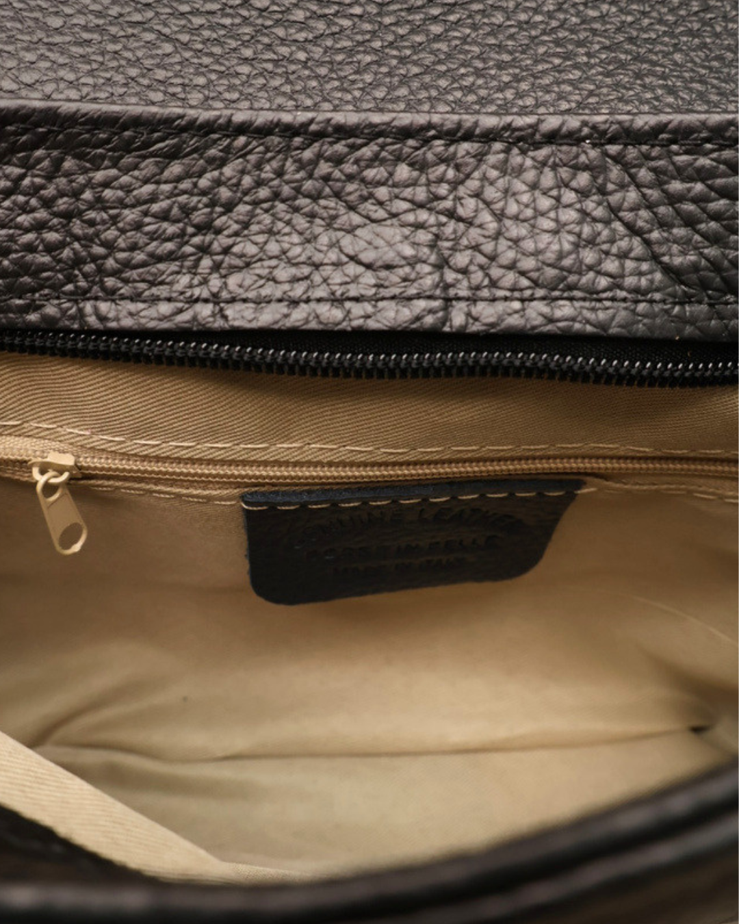 Innenansicht der schwarzen Ledertasche "Isabella" vom Südstrand. der Innenraum ist beige.