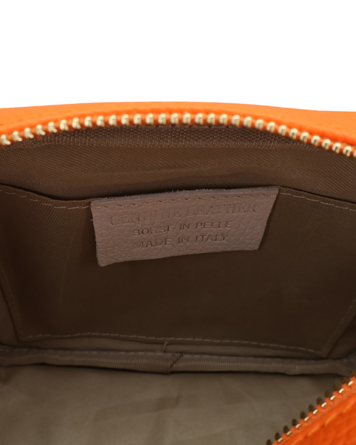 Innenansicht der orangen Lederhandtasche „Isolde“ mit gepolstertem Innenfach und Prägung „Genuine Leather, Made in Italy“.