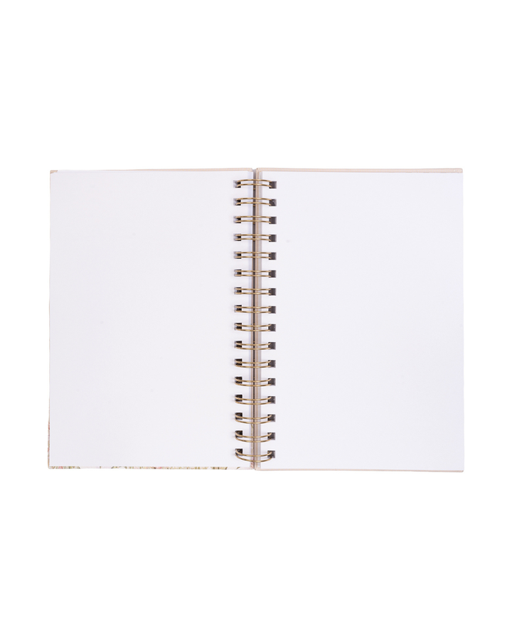 Geöffnetes A5-Notizbuch von Wrendale Designs mit komplett leeren, weißen Seiten und goldfarbener Spiralbindung in der Mitte – ideal zum freien Schreiben oder Zeichnen.