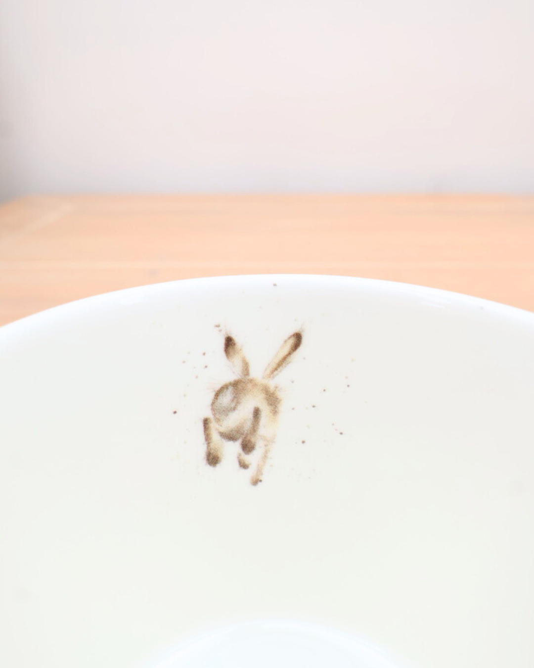 Innenansicht der Hasen-Tasse „Hare Day“ mit kleinem Hasenmotiv am Rand.