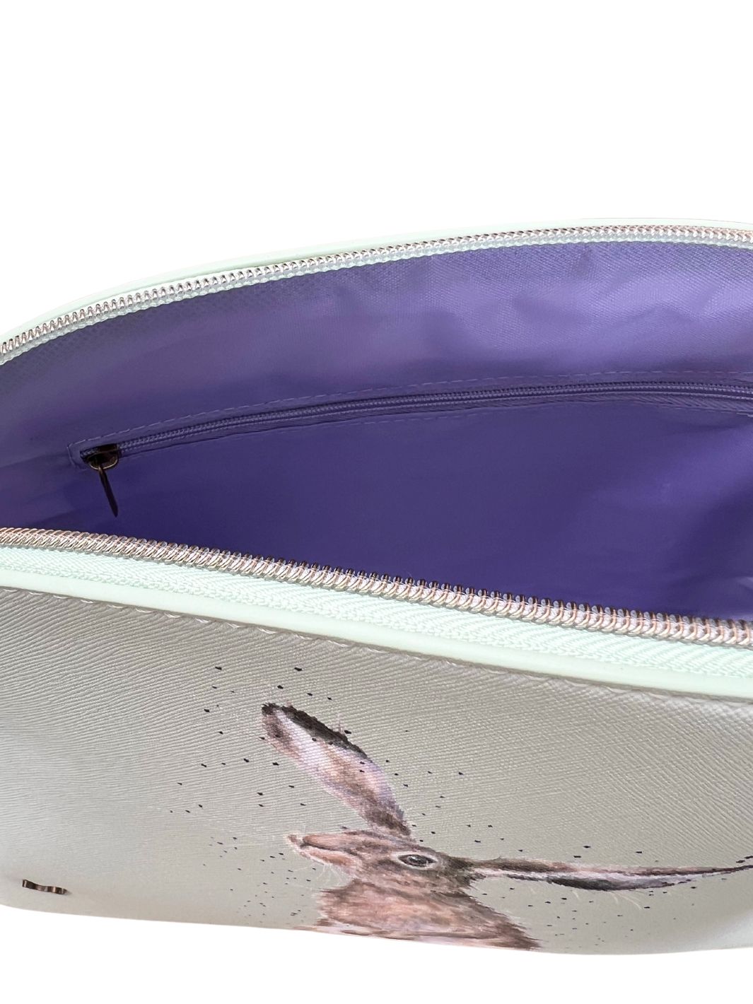 Innenansicht der großen Hasen Kosmetiktasche von Wrendale Designs mit dunkelblauem abwischbarem Innenfutter.