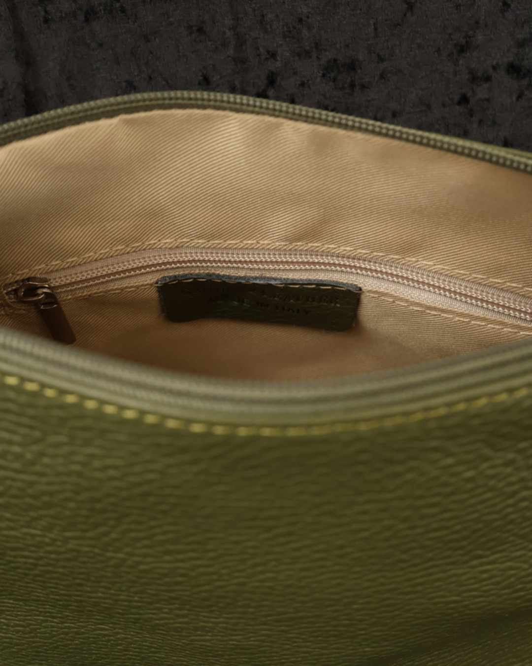 Innenansicht der waldgrünen Leder Handtasche "Brigitte" von Wrendale Designs. Die Innenseite ist Beige und hat noch ein kleineres Fach.