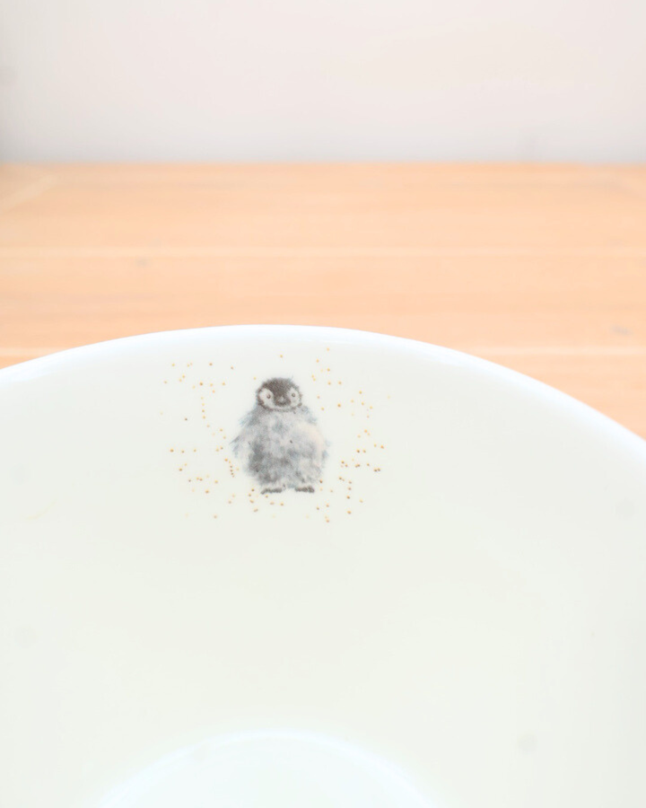 Innenansicht der Pinguin Tasse von Wrendale Designs. Ein kleiner Pinguin ist am Boden der Tasse zu sehen.