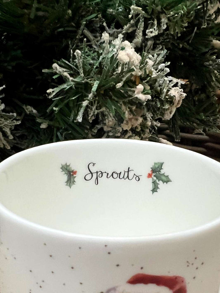 Innenansicht der Weihnachtstasse Meerschweinchen mit Rosenkohl von Wrendale Designs