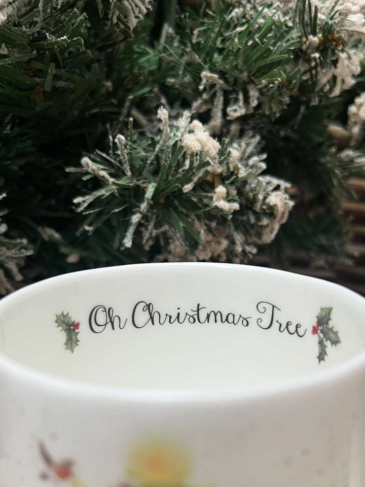Innenansicht der "Oh Christmas Tree" Tasse mit Tannenbaum und Waldtieren von Wrendale Designs