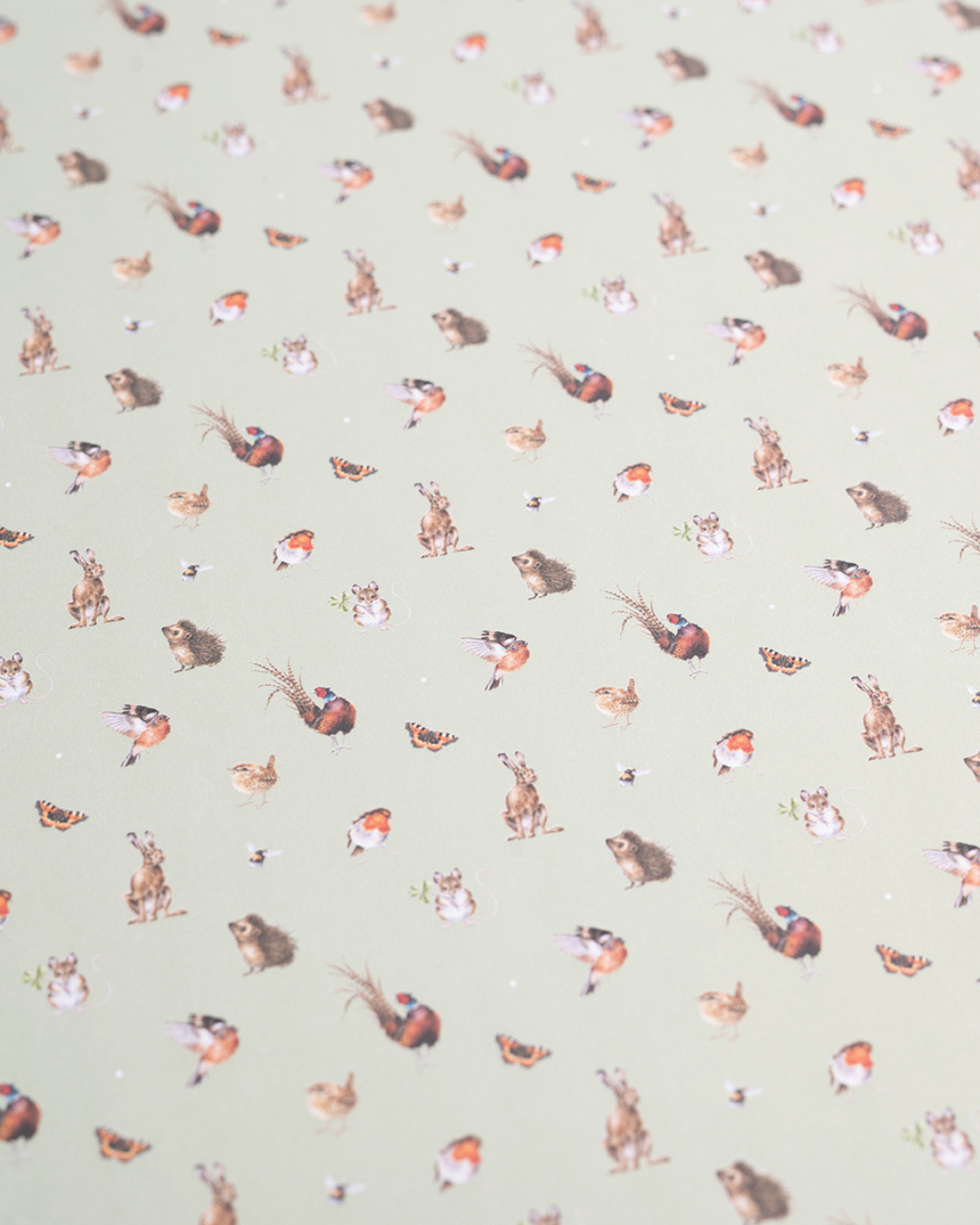 Innenauskleidung des Skizzenbuchs A4 „Hedgerow“ von Wrendale Designs mit kleinem, sich wiederholendem Waldtier- und Pflanzenmuster.