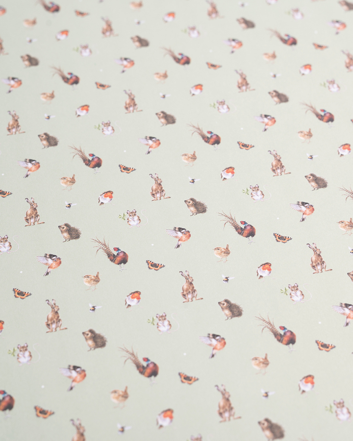 Innenauskleidung des Skizzenbuchs A4 „Hedgerow“ von Wrendale Designs mit kleinem, sich wiederholendem Waldtier- und Pflanzenmuster.