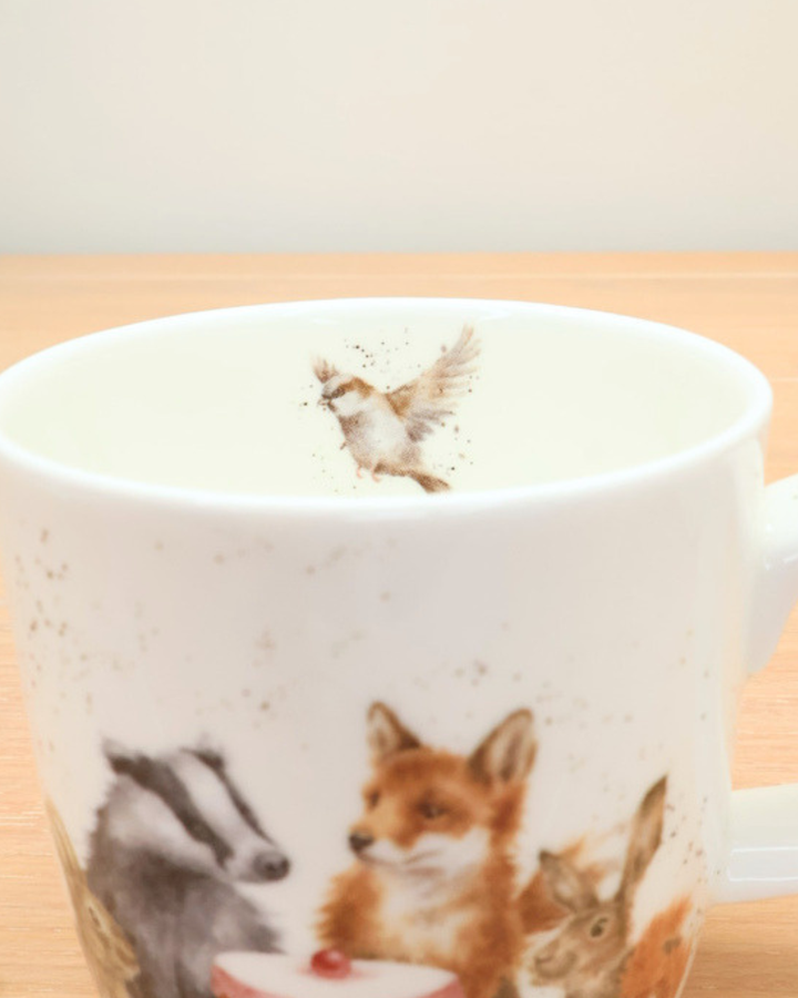 Kleines Vögelchen als Innenmotiv der Tasse Woodland-Party von Wrendale Designs.