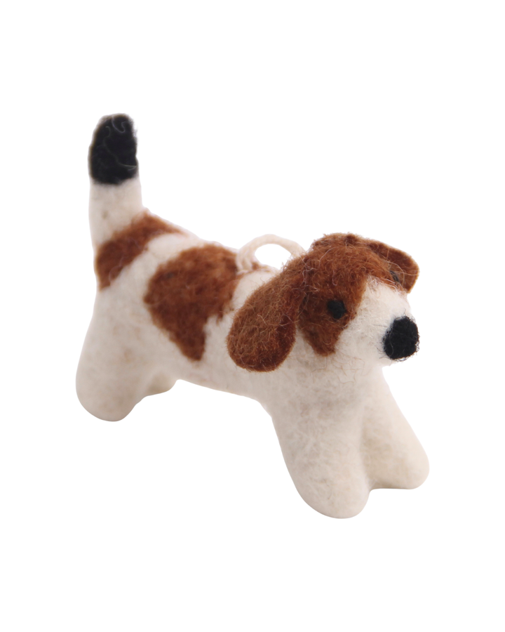 Jack Russell Hunde-Filzanhänger von Gry & Sif in Weiß und Braun mit schwarzer Schwanzspitze, seitlich dargestellt vor weißem Hintergrund.