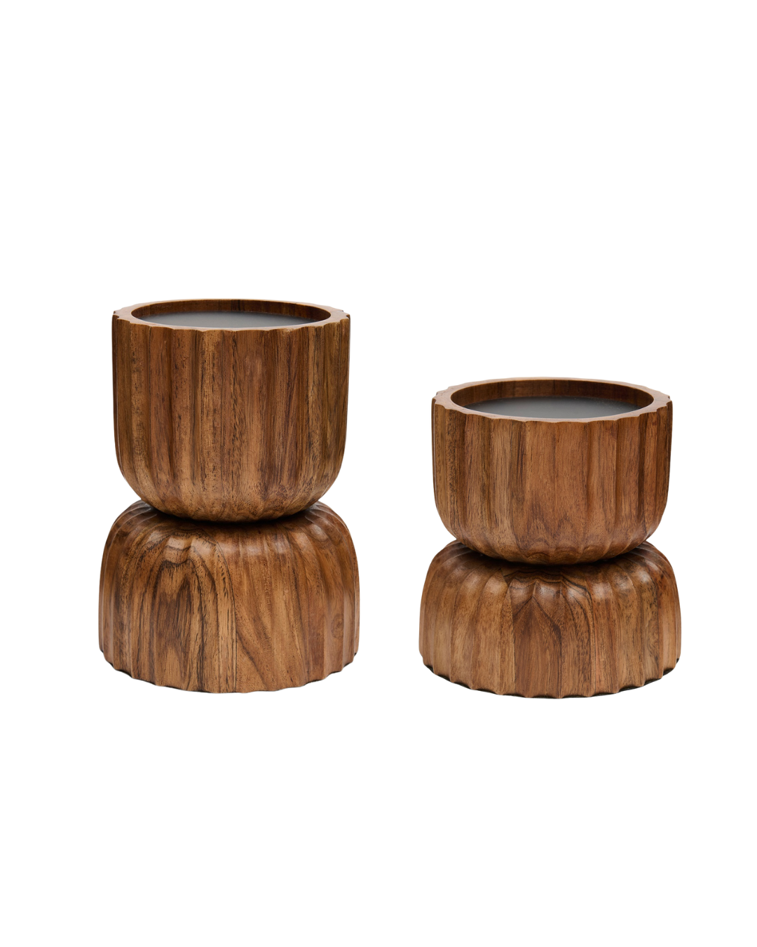 Josh Candle Holder Windlichter von Rivièra Maison in den Größen S und L aus Holz vor weißem Hintergrund.