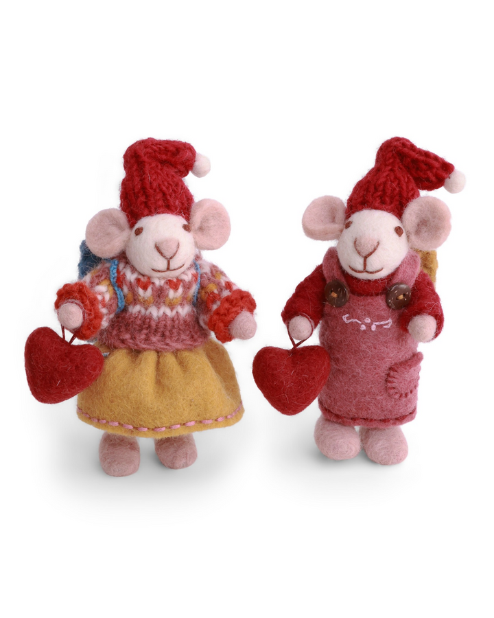 Niedliche Jubiläumsmäuse "Gry &amp; Sif" von Gry &amp; Sif. Mit roten Strickmützen und Herzchen in der Hand.