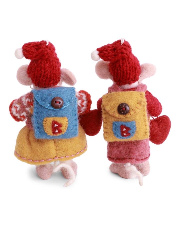 Niedliche Jubiläumsmäuse "Gry &amp; Sif" von Gry &amp; Sif. Mit roten Strickmützen und Herzchen in der Hand in der Ansicht von hinten. 