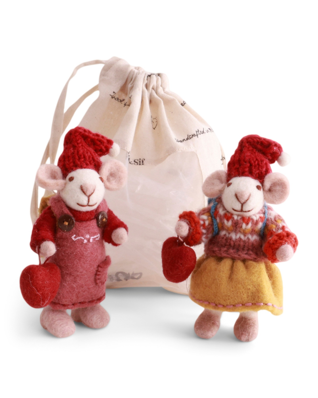 Niedliche Jubiläumsmäuse "Gry &amp; Sif" von Gry &amp; Sif. Mit roten Strickmützen und Herzchen in der Hand und praktischem Aufbewahrungstäschchen.
