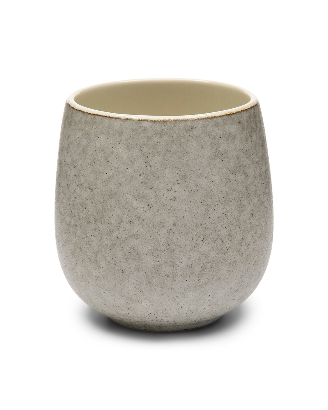 Seitenansicht der Sevran-Tasse "Coffee Mug" von Rivièra Maison in sanftem Beige, auf einem weißen Hintergund ohne einem Henkel.