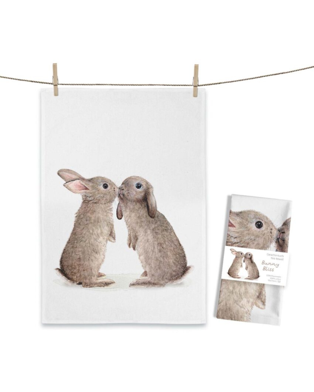 Kaninchen Geschirrtuch „Bunny Bliss“ von Maluu mit zwei sich zugewandten Kaninchen als Illustration auf weißem Baumwolltuch an Leine aufgehängt