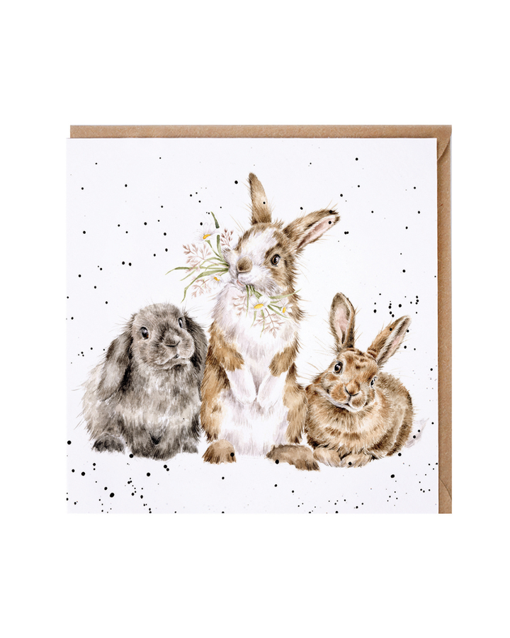 Kaninchen Grußkarte „All Ears“ von Wrendale Designs mit drei handillustrierten Kaninchen, eines mit Blümchen im Maul, auf weißem Hintergrund mit feinen Sprenkeln, inklusive braunem Umschlag.