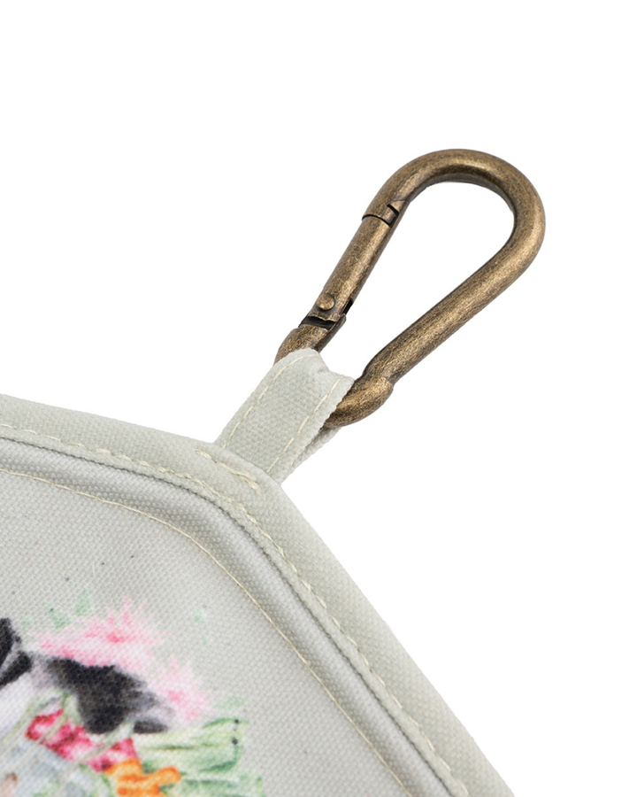 Detailaufnahme des Karabinerhakens am Wäscheklammer-Beutel „Garden Friends“ von Wrendale Designs.