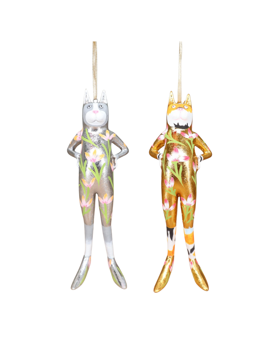 „Zwei handbemalte Katzenfiguren Ashley Grey und Candy Calico von Patience Brewster im Catsuit-Design, hängend nebeneinander mit floralen Mustern.“