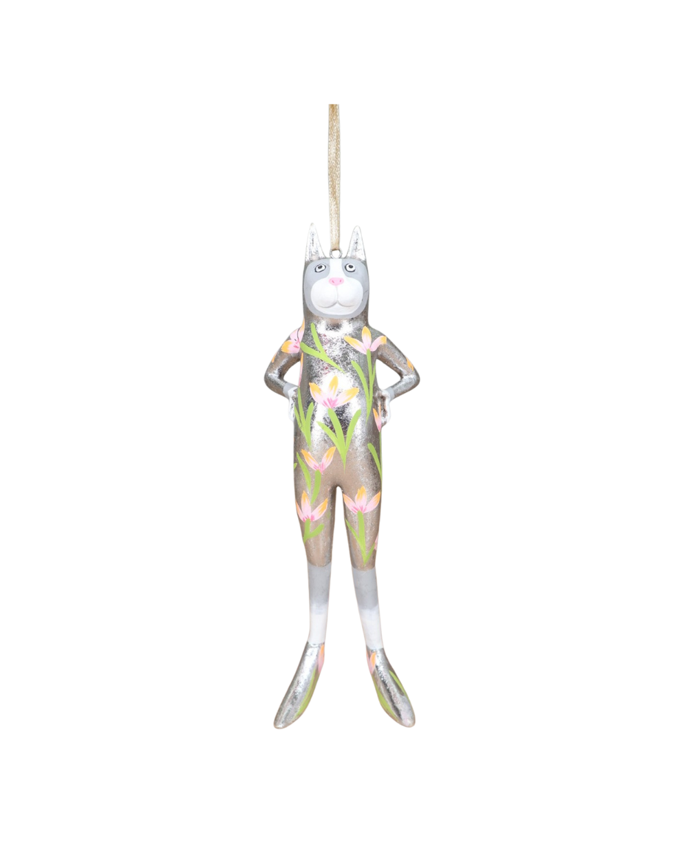 „Katzenfigur Ashley Grey von Patience Brewster in silbernem Catsuit mit rosa Blüten, frontal hängend dargestellt.“