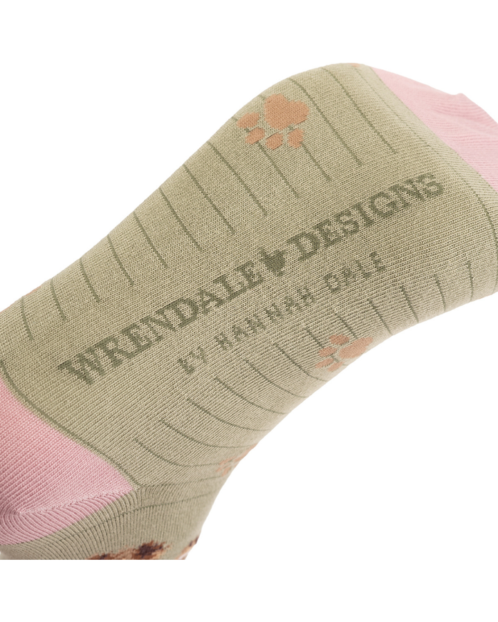 Unterseite der Katzen Socken mit Schriftzug Wrendale Designs by Hannah Dale