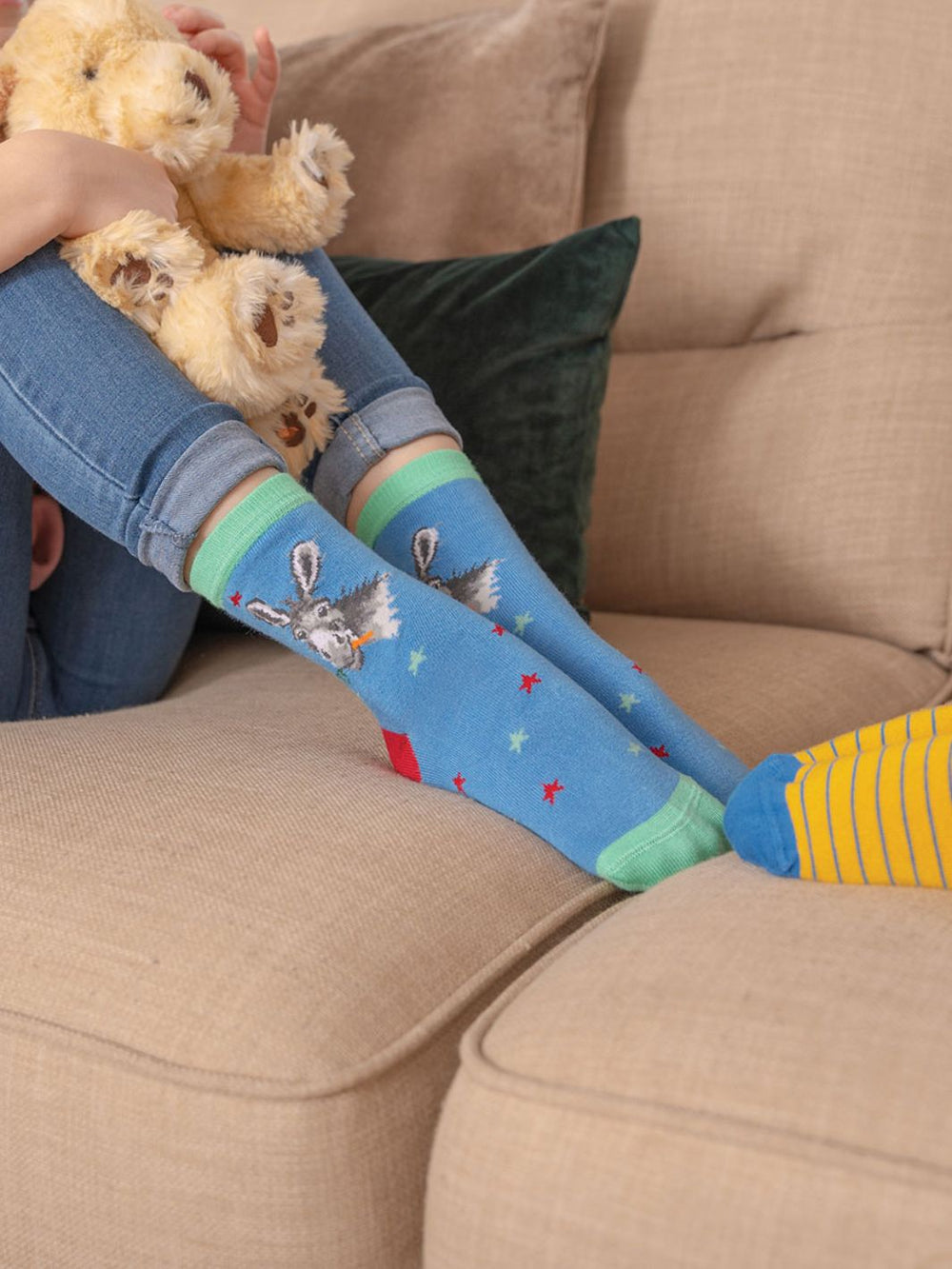 Kindersocken mit niedlichem Esel-Motiv von Wrendale Designs.