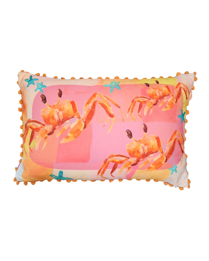 Outdoor-Kissen „Crabs 60x40“ von Imbarro mit rosa Hintergrund und orangefarbenen Krabbenmotiven.