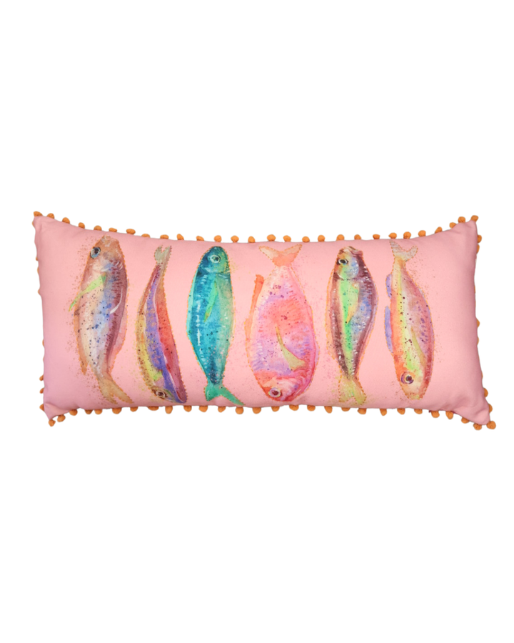 Abgebildet ist ein Kissen mit lebendigen Fischmustern in Rosa-, Beige-, Pink-, Rot- und Blautönen. Das Kissen liegt auf einem weißen Hintergrund.
