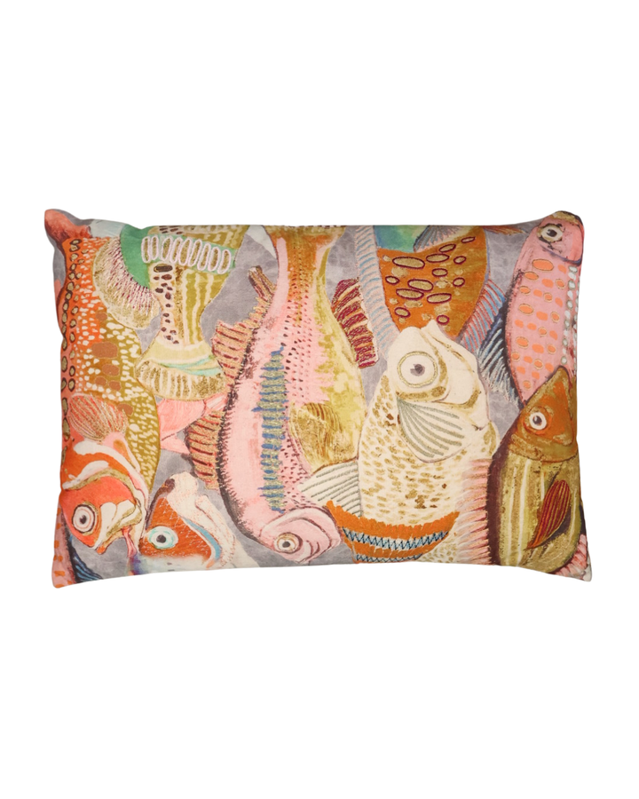 Abgebildet ist ein Kissen mit lebendigen Fischmustern in warmen Beige-, Orange-, Rosa- und Olivgrüntönen. Das Kissen liegt auf einem weißen Hintergrund.