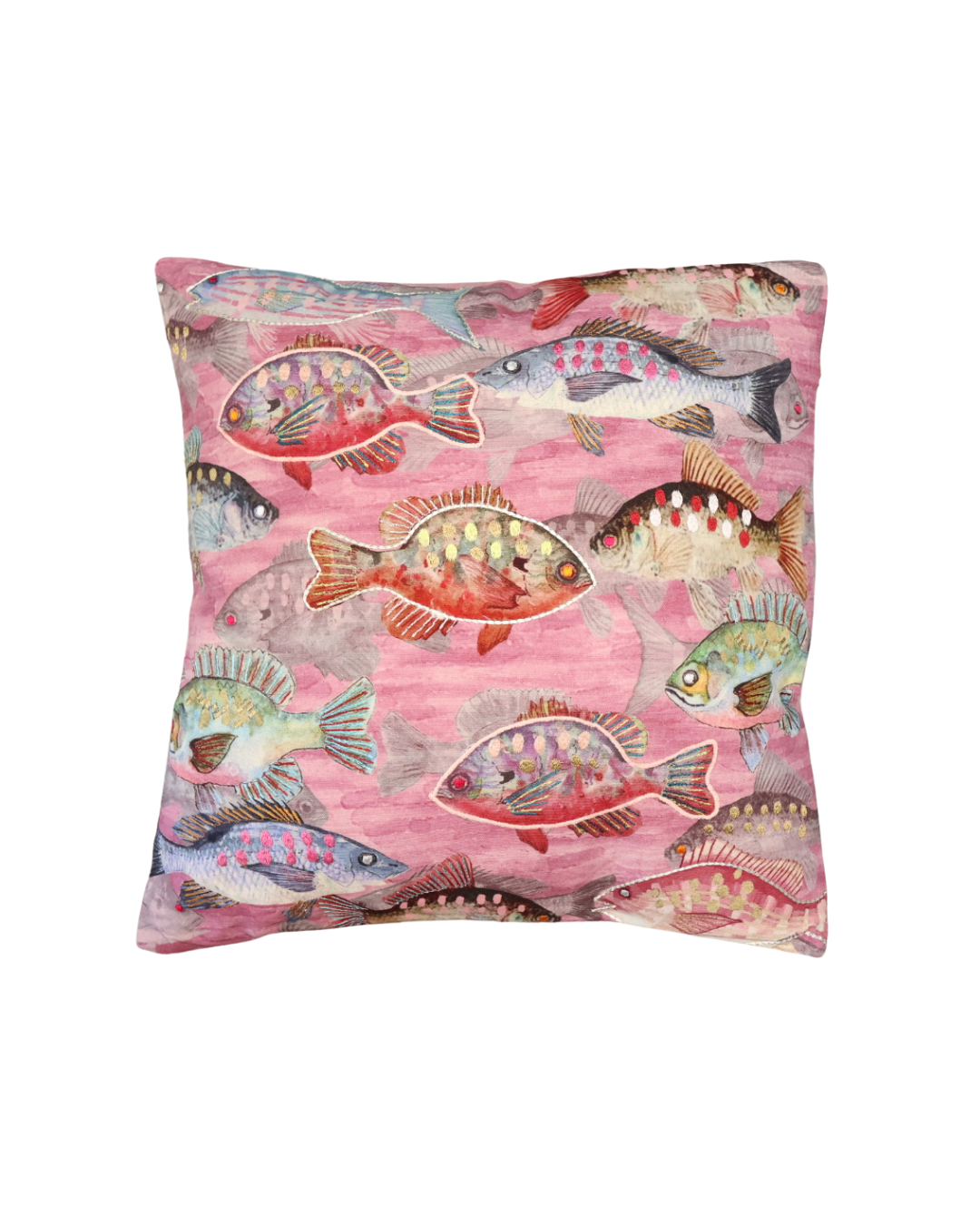 Abgebildet ist ein Kissen mit lebendigen, Fischmotiven in Rosa-, Beige-, Pink-, Rot- und Blautönen. Die Motive zeigen verschiedene Fische. Das Kissen liegt auf einem weißen Hintergrund. 