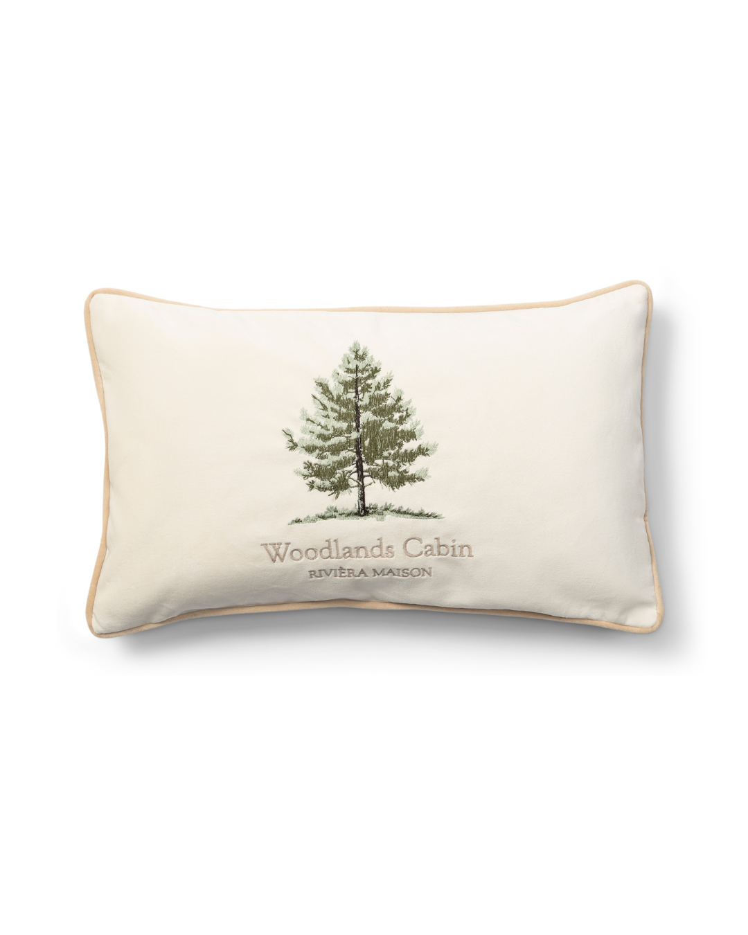 Kissenbezug Forges Pillow Cover von Rivièra Maison mit gestickter Tanne auf beigem Stoff vor weißem Hintergrund.