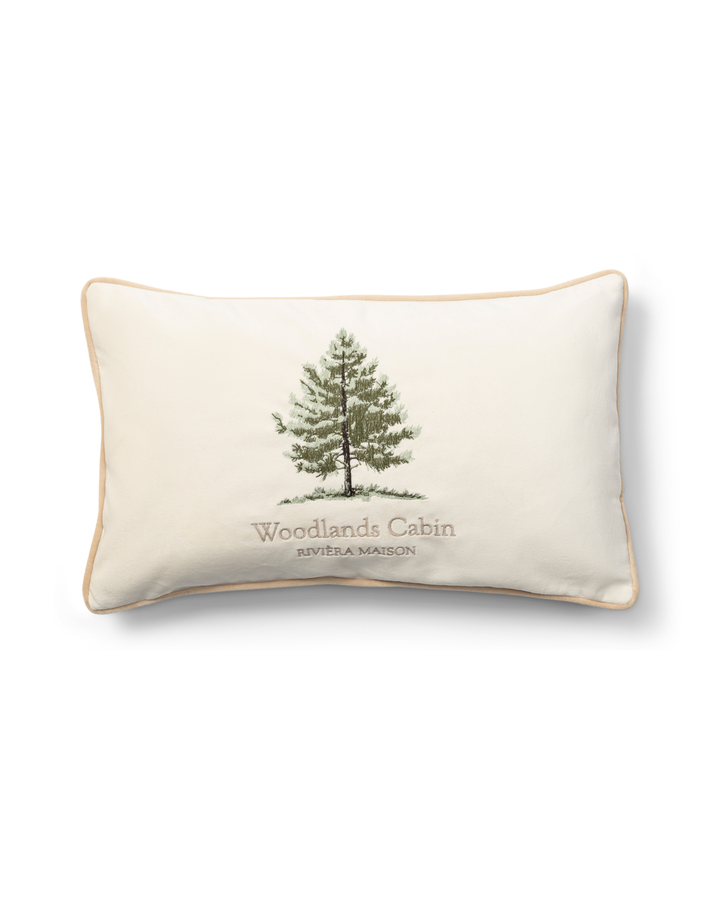 Kissenbezug Forges Pillow Cover von Rivièra Maison mit gestickter Tanne auf beigem Stoff vor weißem Hintergrund.