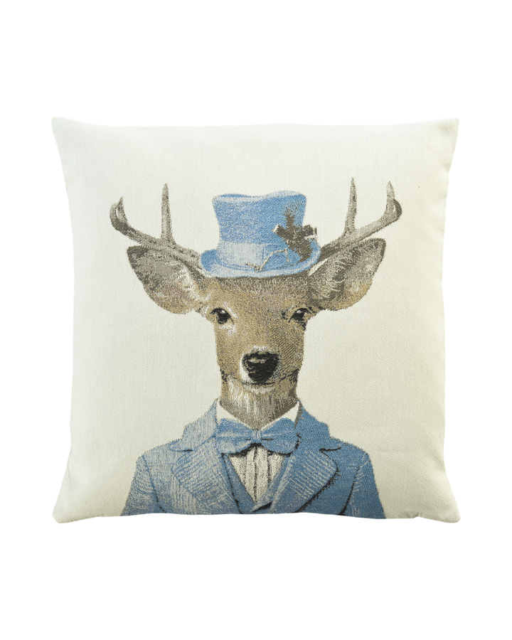 Hirsch Kissenbezug "Dandy" von Sander. Der dargestellte Hirsch trägt einen blauen Anzug mit Weste und Sakko, dazu die passende Fliege und einen Zylinder mit Kleeblatthutschmuck. Er blickt aufrecht stehend in den Raum und zeigt ein angedeutetes Lächeln.
