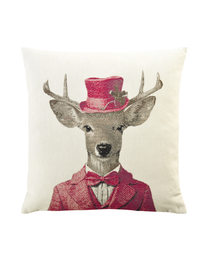 Hirsch Kissenbezug "Dandy" von Sander. Der dargestellte Hirsch trägt einen roten Anzug mit Weste und Sakko, dazu die passende Fliege und einen Zylinder mit Kleeblatthutschmuck. Er blickt aufrecht stehend in den Raum und zeigt ein angedeutetes Lächeln.